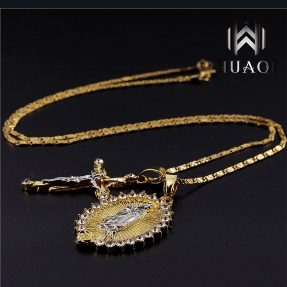 18 karat gold plated Crystal rhinestone cross pendant & 18 inch Chain - Picture 7 of 9